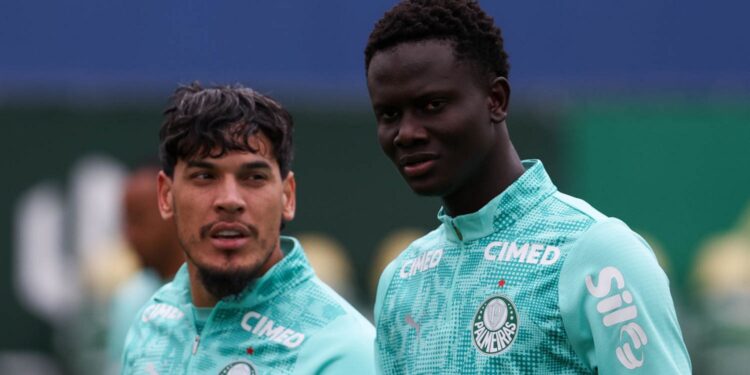 Koné durante treinamento do Palmeiras
