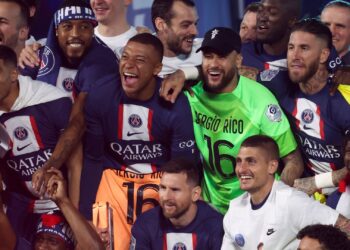 Kimpembe expõe bastidores de Messi, Neymar e Mbappé no PSG