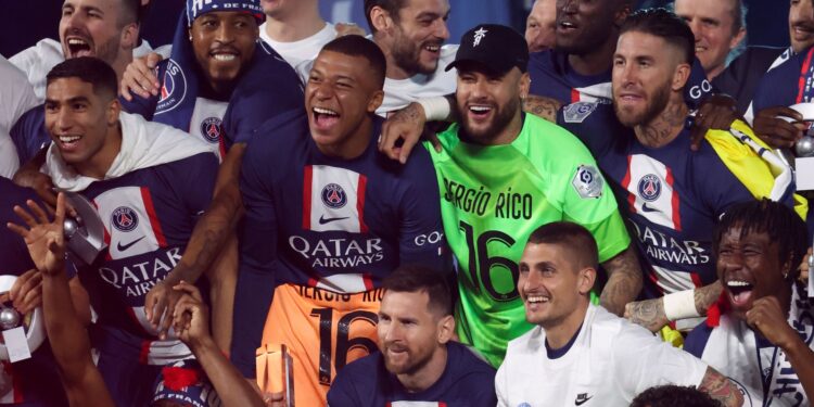 Kimpembe expõe bastidores de Messi, Neymar e Mbappé no PSG