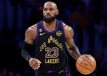 LeBron James em jogo dos Lakers