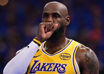 LeBron perde a paciência e rebate torcedor em derrota dos Lakers