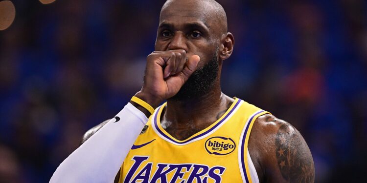 LeBron perde a paciência e rebate torcedor em derrota dos Lakers