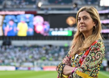 Leila rebate críticas a Abel no Palmeiras.