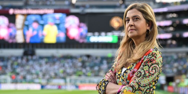 Leila rebate críticas a Abel no Palmeiras.