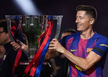 Lewandowski anuncia saída do Barcelona