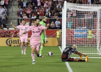 Messi entra para grupo bilionário do futebol e se junta a Cristiano Ronaldo em marca inédita no esporte