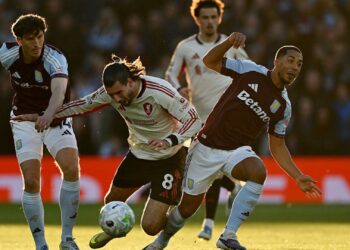 Lance do jogo entre Aston Villa e Liverpool