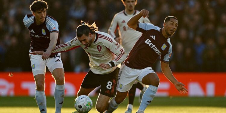 Lance do jogo entre Aston Villa e Liverpool