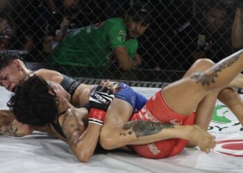 Marina Monteiro venceu Taynara Silva por finalização e conquistou o cinturão peso-palha do evento – Foto: divulgação