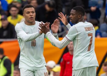 Mbappé e Dembélé em jogo da França