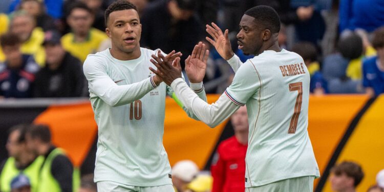 Mbappé e Dembélé em jogo da França