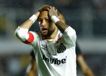 Neymar apresentou uma lesão grau lesão grau 2 na panturrilha. A expectativa é que em duas a três semanas ele esteja liberado.