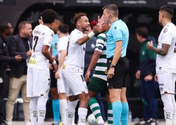 Neymar se revolta após erro de arbitragem em derrota do Santos para o Coritiba