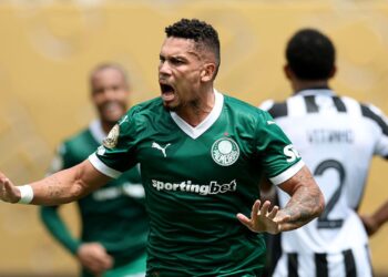 Paulinho disputou o Mundial pelo Palmeiras mesmo lesionado