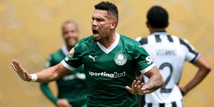 Paulinho disputou o Mundial pelo Palmeiras mesmo lesionado
