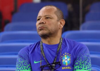 Pai de Neymar com camisa da Seleção Brasileira