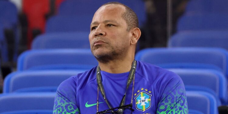 Pai de Neymar com camisa da Seleção Brasileira
