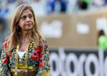 Leila Pereira durante jogo do Palmeiras