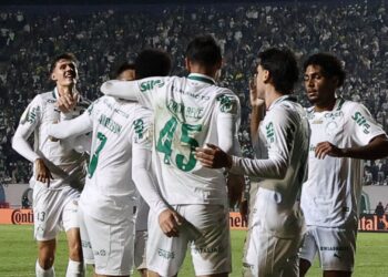 Jogadores do Palmeiras comemorando gol contra o Jacuipense