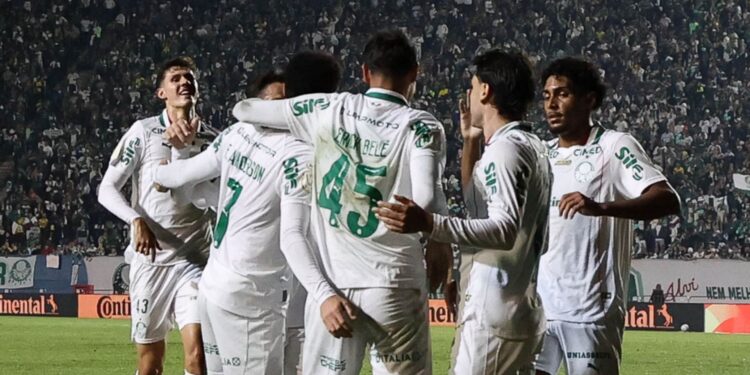 Jogadores do Palmeiras comemorando gol contra o Jacuipense