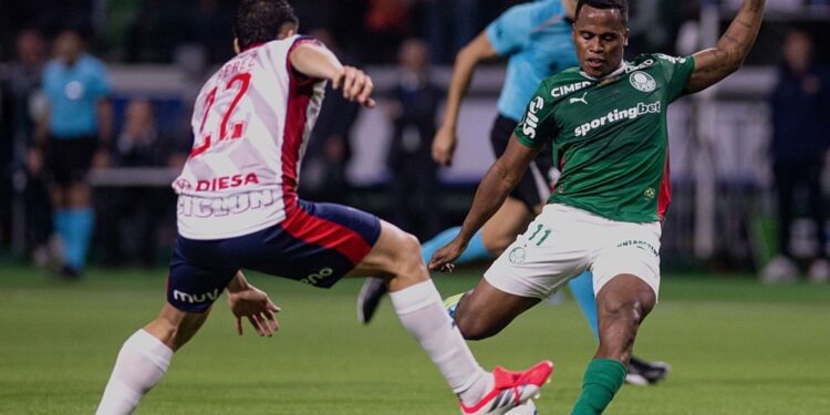 Lance do jogo entre Palmeiras e Cerro Porteño