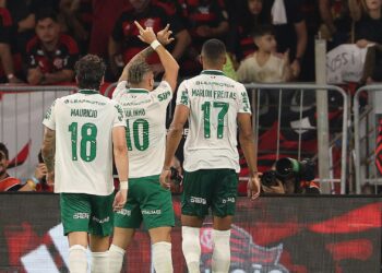Paulinho foi absolvido pela Quarta Comissão Disciplinar do STJD. Ele havia sido denunciado pela comemoração no duelo contra o Flamengo.