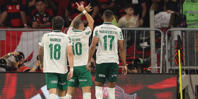 Paulinho foi absolvido pela Quarta Comissão Disciplinar do STJD. Ele havia sido denunciado pela comemoração no duelo contra o Flamengo.
