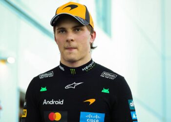 Oscar Piastri andando pelo paddock do Canadá