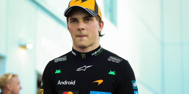 Oscar Piastri andando pelo paddock do Canadá