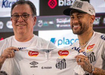 Neymar ao lado do presidente Marcelo Teixeira