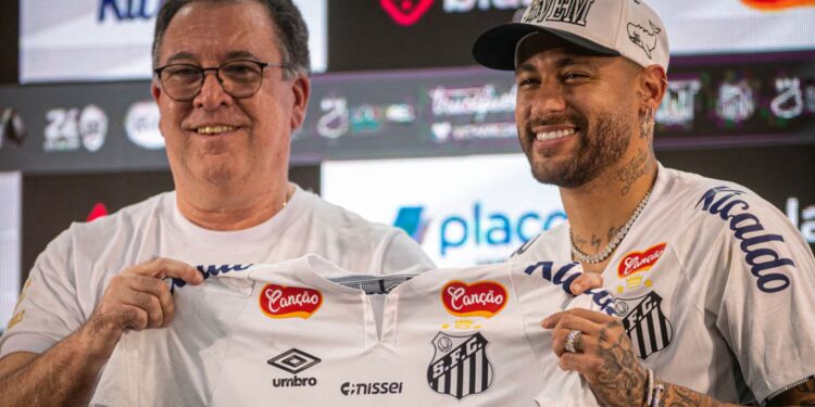 Neymar ao lado do presidente Marcelo Teixeira