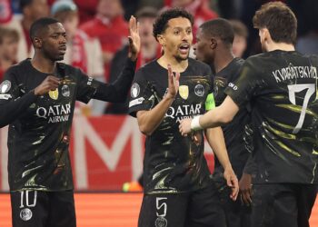 Jogadores do PSG comemorando gol contra o Bayern
