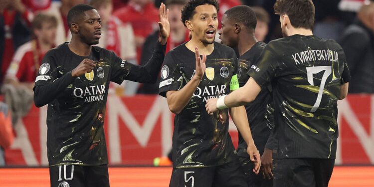 Jogadores do PSG comemorando gol contra o Bayern