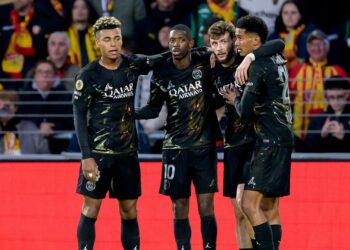 Jogadores do PSG comemorando gol contra o Lens
