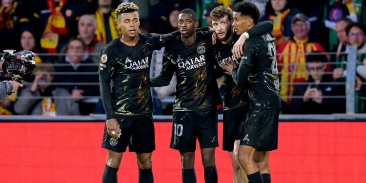 Jogadores do PSG comemorando gol contra o Lens