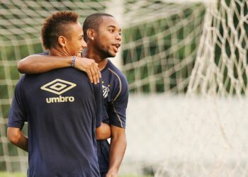 Robinho e Neymar jogaram juntos em 2010