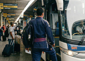 Da estrada para o topo: Jovens atletas embarcam rumo à elite do jiu-jitsu - Foto: Reprodução/IA