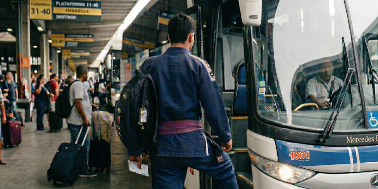 Da estrada para o topo: Jovens atletas embarcam rumo à elite do jiu-jitsu - Foto: Reprodução/IA