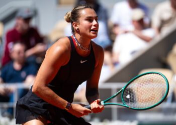 Sabalenka respondeu às críticas após aparecer usando joias avaliadas em cerca de R$ 760 mil durante Roland Garros.