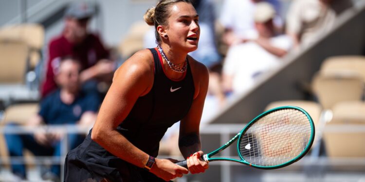 Sabalenka respondeu às críticas após aparecer usando joias avaliadas em cerca de R$ 760 mil durante Roland Garros.