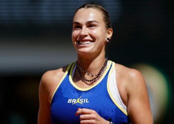 Sabalenka Durante treino em Paris apareceu usando um uniforme com as cores do Brasil e a palavra “BRASIL” estampada no peito.
