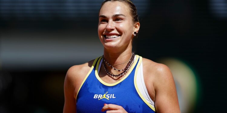 Sabalenka Durante treino em Paris apareceu usando um uniforme com as cores do Brasil e a palavra “BRASIL” estampada no peito.