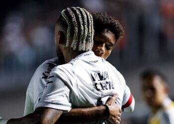 Neymar e Robinho Jr em jogo do Santos