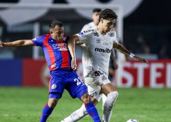 Lance do jogo entre Santos e San Lorenzo