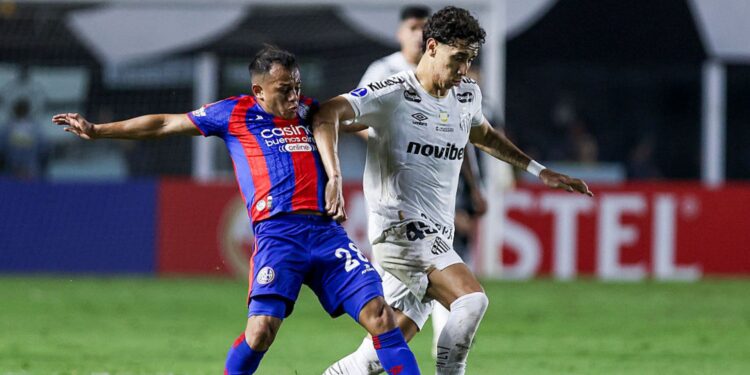 Lance do jogo entre Santos e San Lorenzo