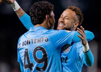 Neymar e Gabriel Bontempo comemorando gol do Santos