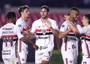 Jogadores do São Paulo comemorando