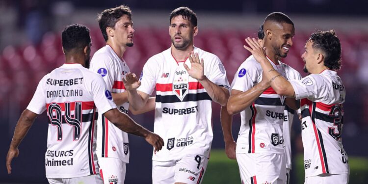 Jogadores do São Paulo comemorando