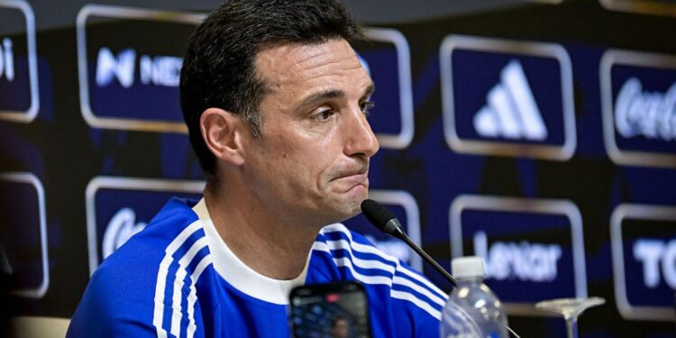 Lionel Scaloni durante entrevista