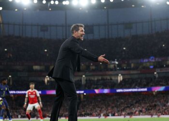 Simeone se envolve em confusão e empurra diretor do Arsenal